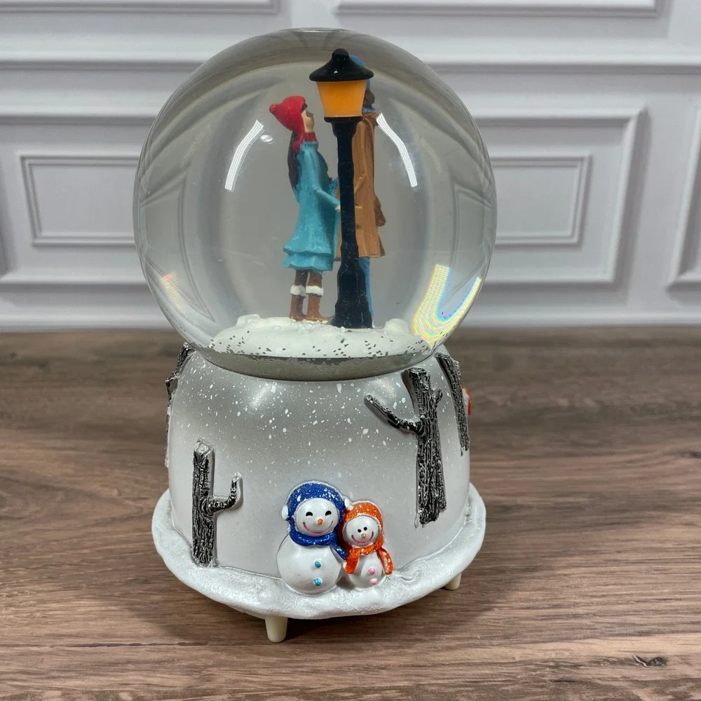 Romantic Couple Snow Globe Musical Light Up‎ Winter Scene Snowman Christmas Gift